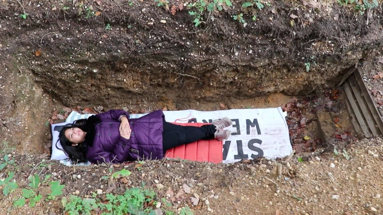 Πανεπιστήμιο βάζει τους φοιτητές σε… τάφους για να εκτιμήσουν τη ζωή (βίντεο)